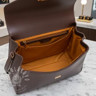 Satén cognac