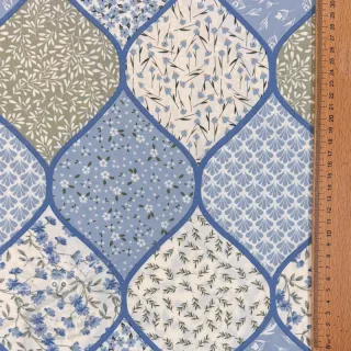 Bavlněná látka Flowers patchwork baby blue