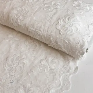 Bavlněná látka EMBROIDERY Catchy Flowy white