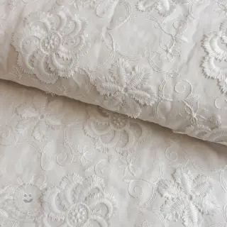 Bavlněná látka EMBROIDERY Catchy Flowy white