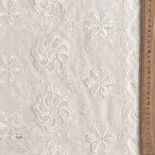Bavlněná látka EMBROIDERY Catchy Flowy white