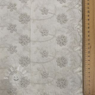 Bavlněná látka EMBROIDERY Catchy daisy beige